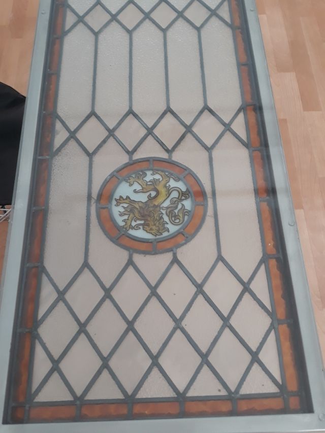 mesa con vidriera encapsulada entre cristal unuca