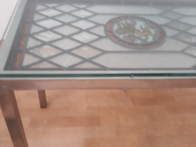 mesa con vidriera encapsulada entre cristal unuca