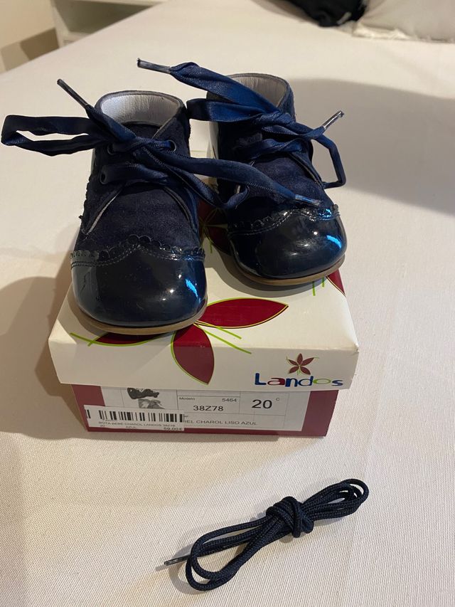 Bota de charol y ante.