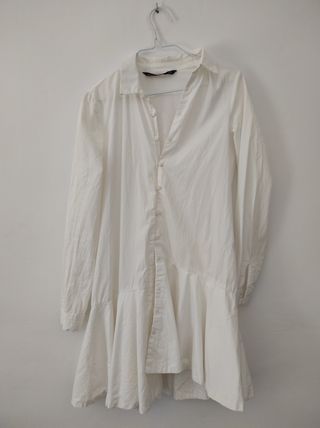 Camisa blanca volante Zara talla S de segunda mano por 10 EUR en Barcelona  en WALLAPOP