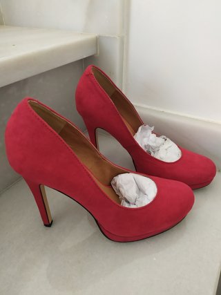 Zapatos de tacón rojos de segunda mano en WALLAPOP
