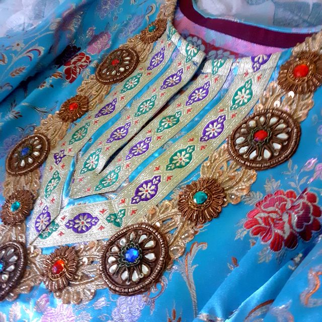 Túnica en brocado azul y pedrería.