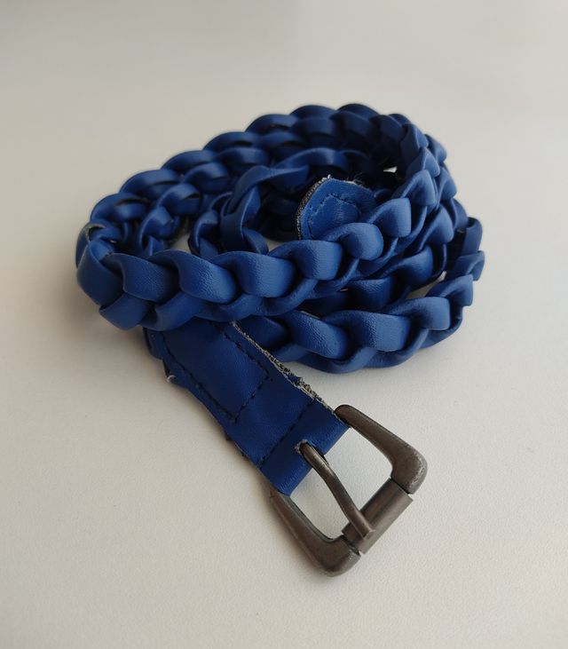 cinturón azul eléctrico