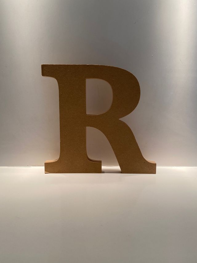 LETRA ‘R’ DE MADERA