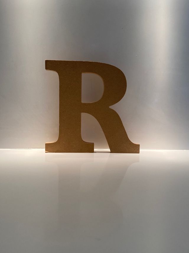 LETRA ‘R’ DE MADERA