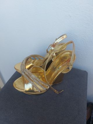 Sandalias de plataforma doradas de segunda mano en WALLAPOP