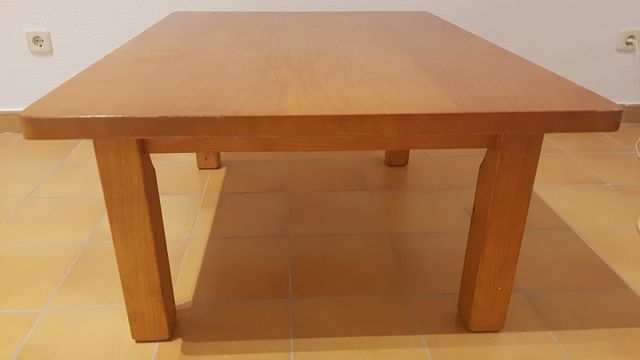 Mesa baja, amplia y robusta de salón 