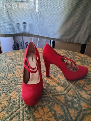 Zapatos de tacón rojos de segunda mano en WALLAPOP