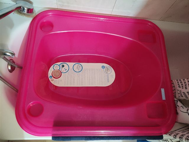 Bañera de bebé para bañera o plato de ducha.