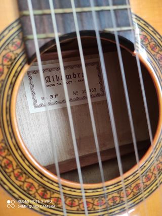 Guitarra Alhambra 3f con funda rígida. de segunda mano por 400 EUR en  Sanlúcar de Barrameda en WALLAPOP