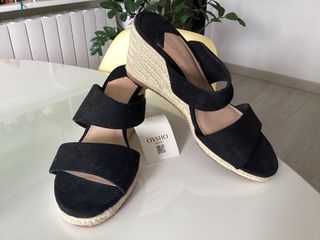 Sandalia cuña negra Oysho de segunda mano por 25 EUR en Madrid en WALLAPOP