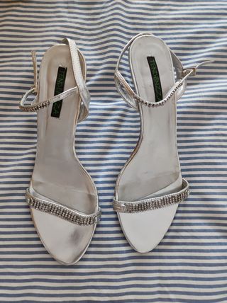 Sandalias de tacón plateadas de segunda mano en WALLAPOP