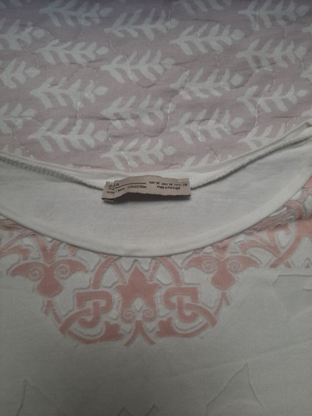 Camiseta blanca con estampados rosa zara