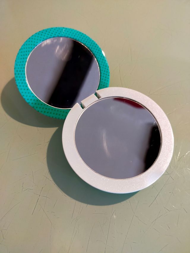 Cargador portátil con espejo