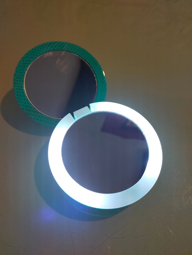 Cargador portátil con espejo