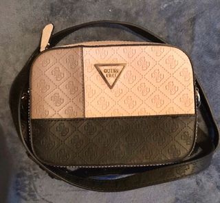 Bolso Guess de segunda mano por 50 EUR en Madrid en WALLAPOP