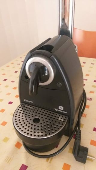 Cafetera Nespresso Krups Essenza XN2001 de segunda mano por 10 EUR en  Gandía en WALLAPOP
