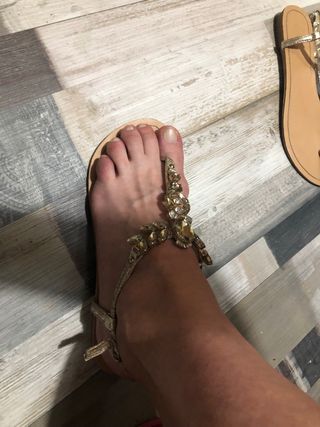 Sandalias con piedras doradas de segunda mano por 10 EUR en Burgos en  WALLAPOP