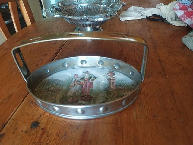 antigua bandeja de majolica y metal con asa