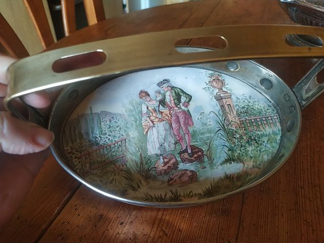 antigua bandeja de majolica y metal con asa