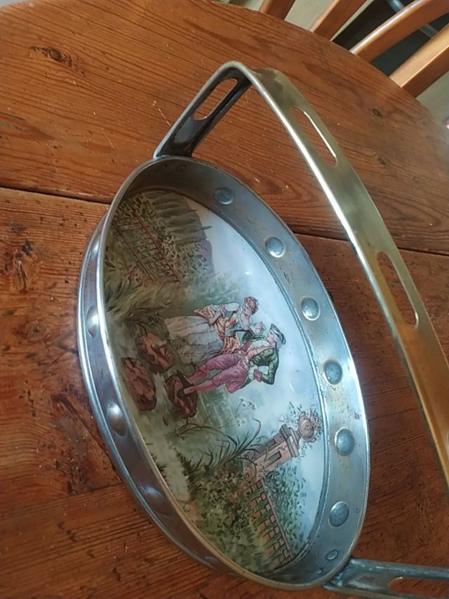 antigua bandeja de majolica y metal con asa