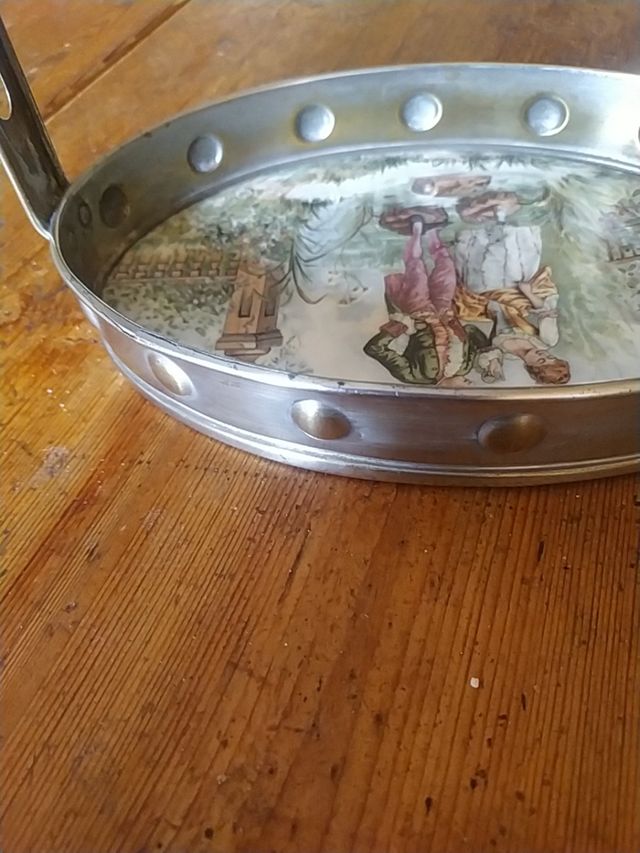antigua bandeja de majolica y metal con asa