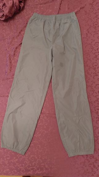 Pantalón ancho de chandal gris Kiabi de segunda mano por 2 EUR en Madrid en  WALLAPOP