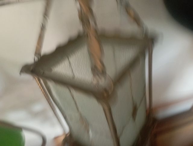 Antiguo farol con una luz de bronce, latón y crist