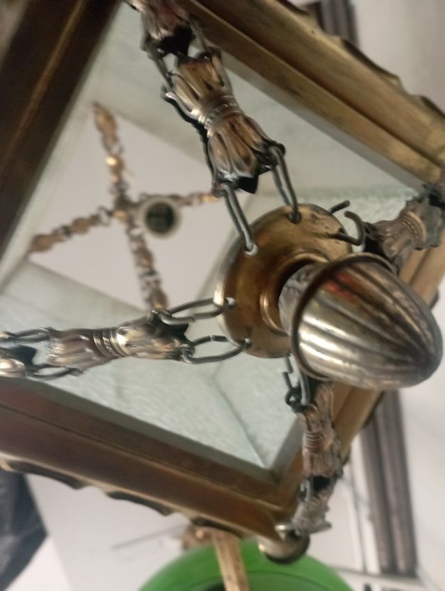 Antiguo farol con una luz de bronce, latón y crist