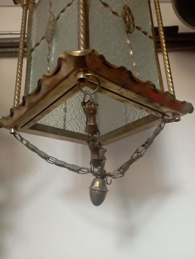 Antiguo farol con una luz de bronce, latón y crist