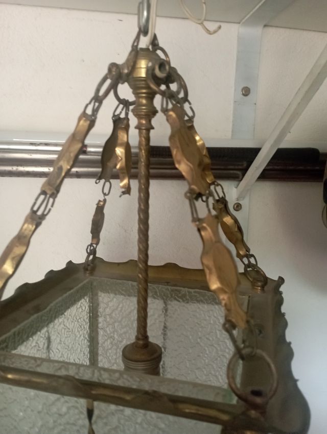 Antiguo farol con una luz de bronce, latón y crist