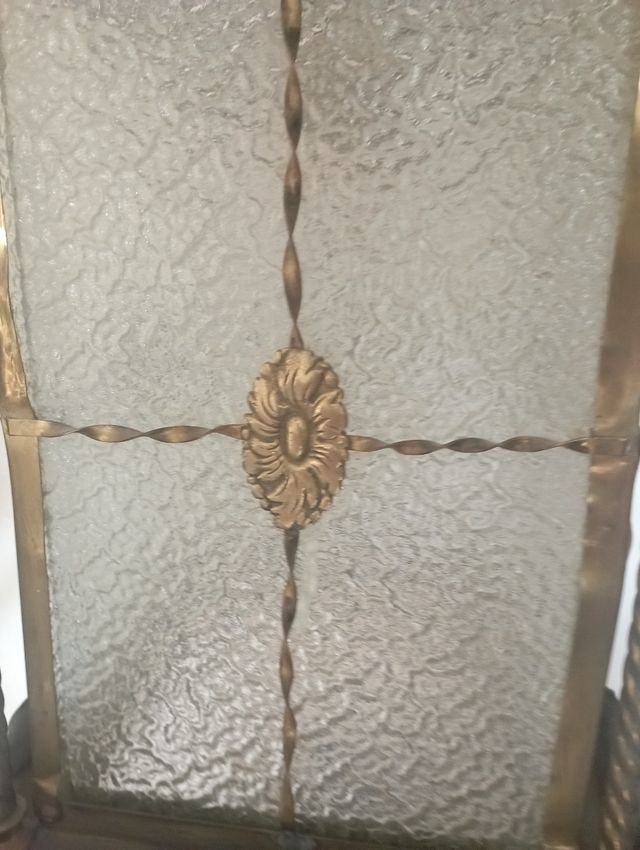 Antiguo farol con una luz de bronce, latón y crist