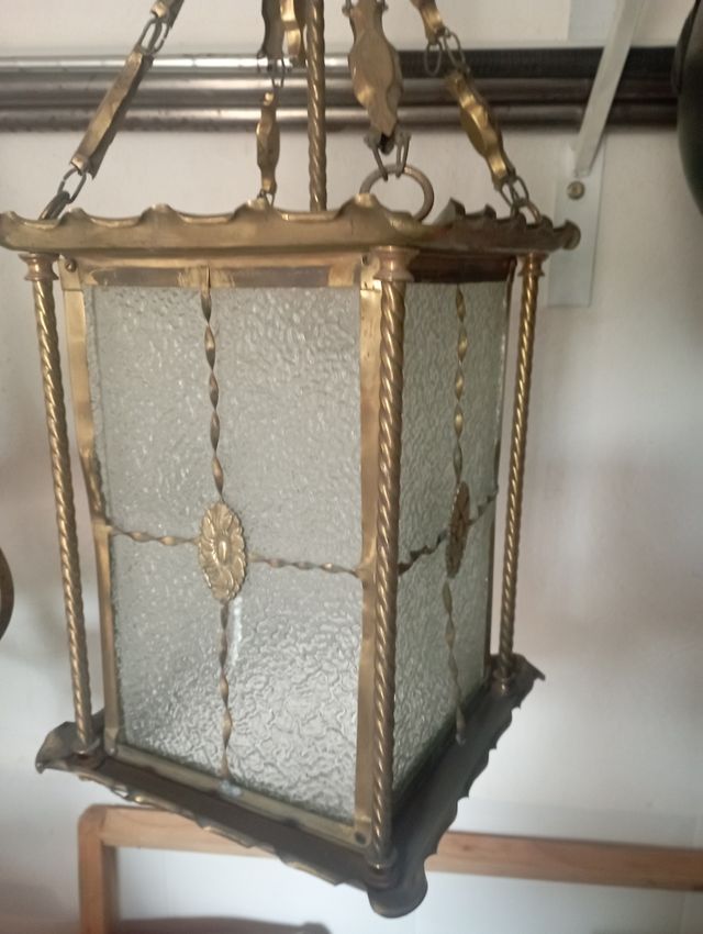 Antiguo farol con una luz de bronce, latón y crist