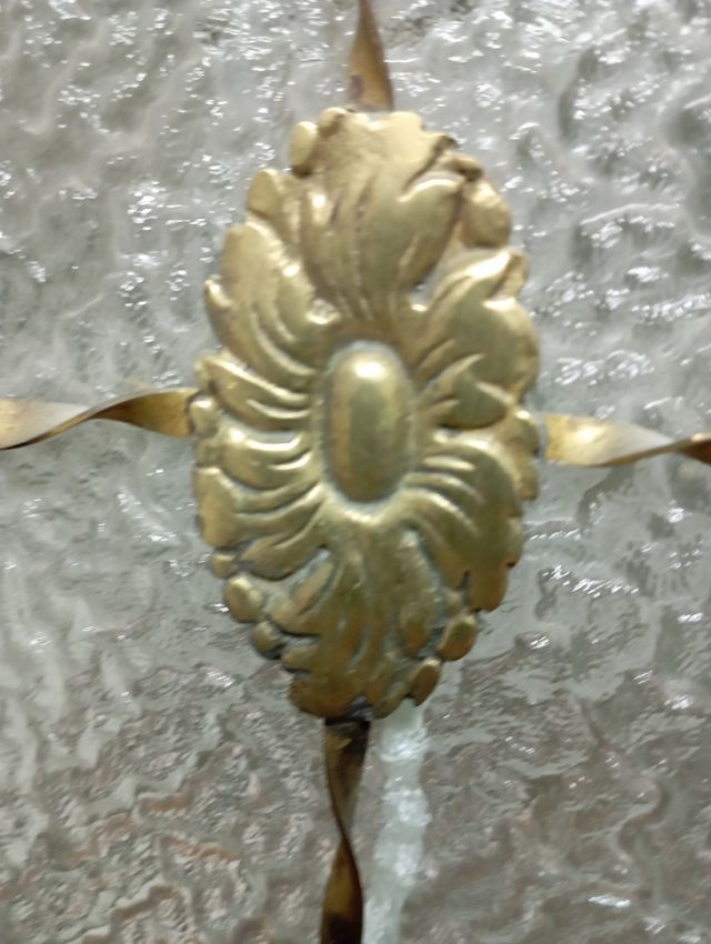 Antiguo farol con una luz de bronce, latón y crist