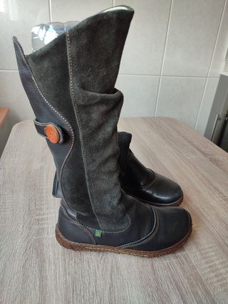 Botas piel, negras, planas, 38, Naturalista de segunda mano por 30 EUR en  Málaga en WALLAPOP