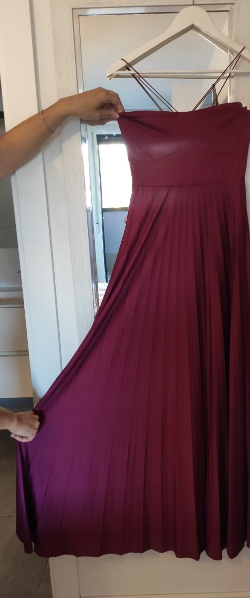 Precioso vestido granate largo para verano