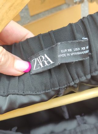 Pantalón Palazzo negro de Zara de segunda mano por 7 EUR en Granda en  WALLAPOP