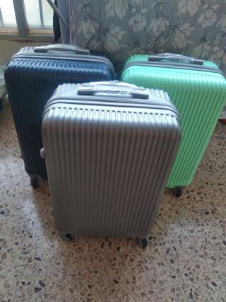 3 maletas grandes de segunda mano por 90 EUR en Rubí en WALLAPOP
