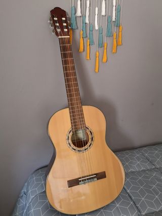 Guitarra española impecable con funda y cejilla de segunda mano por 50 EUR  en Algeciras en WALLAPOP