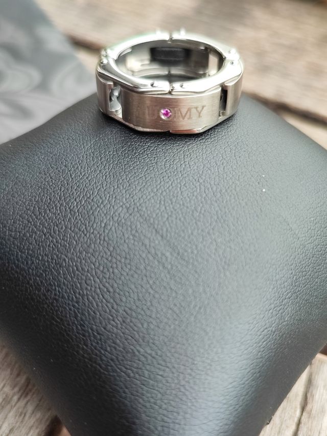 Anillo Suomy acero y rubí