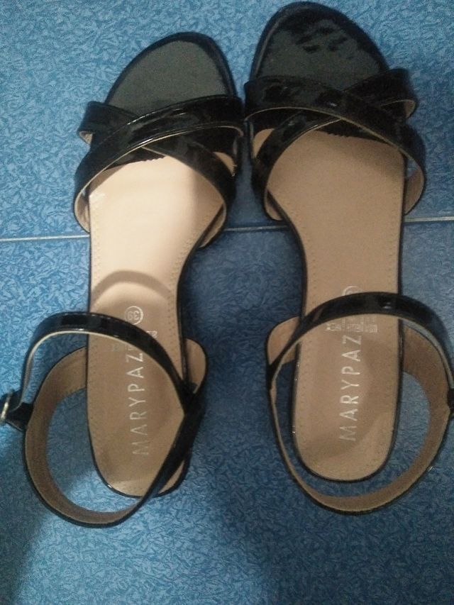Sandalias color negro y charol n°39.