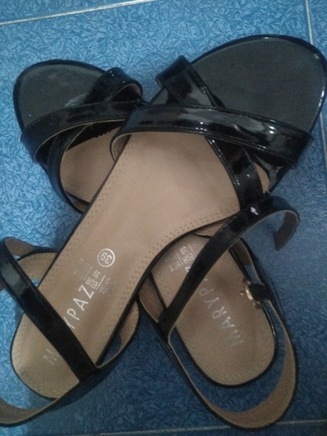 Sandalias color negro y charol n°39.