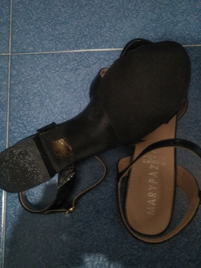 Sandalias color negro y charol n°39.