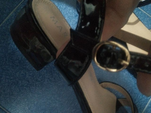 Sandalias color negro y charol n°39.