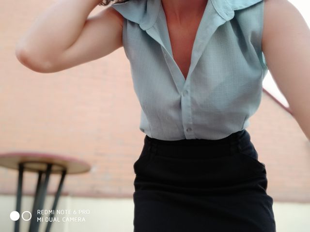 Camisa azul sin mangas