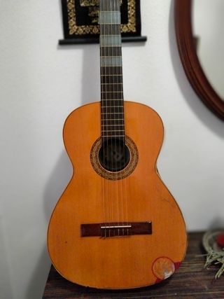 Guitarra flamenca de segunda mano por 70 EUR en Alberic en WALLAPOP