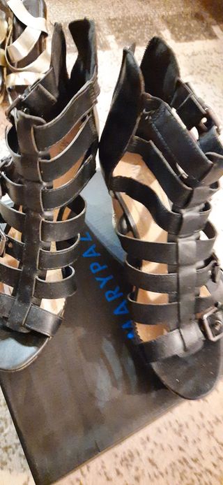 Sandalias negras piel, cuña alta MARYPAZ de segunda mano por 25 EUR en  Madrid en WALLAPOP