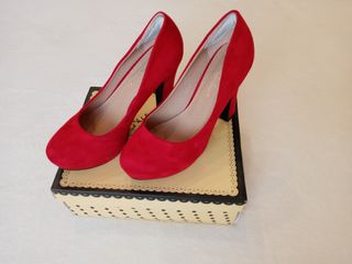 Zapatos de tacón rojos de segunda mano en WALLAPOP