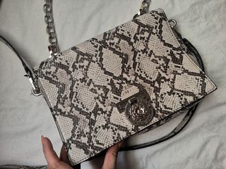 Bolso Guess serpiente de segunda mano por 49 EUR en Valencia en WALLAPOP