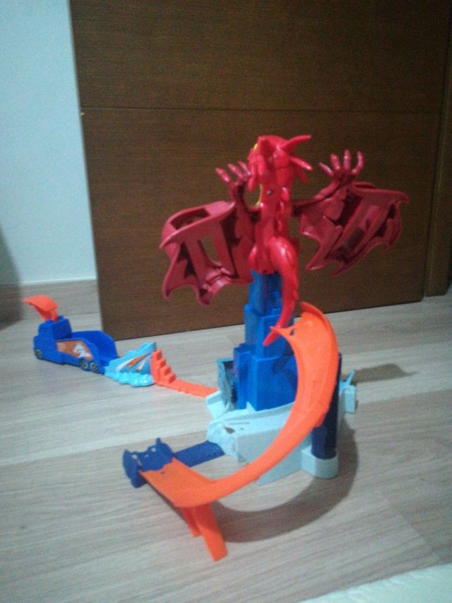 Juguete Hot Wheels dragón